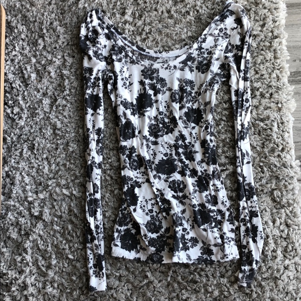 Floral pattern tight scoop neck!
